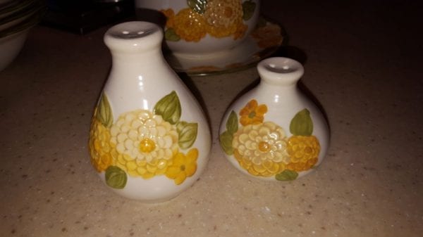 Metlox Poppytrail Zennia Salt and Pepper Shaker (set)