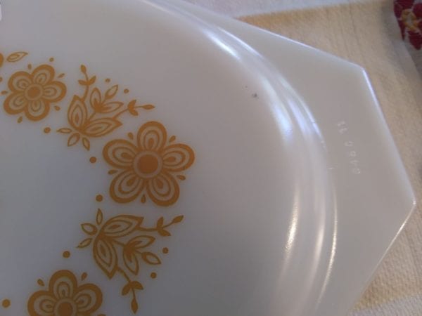 Pyrex Butterfly Gold Divided Bowl and Lid - Image 3