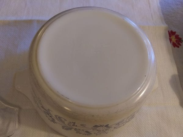 Pyrex 1 1/2qt Blue/White Bowl and Lid - Image 4