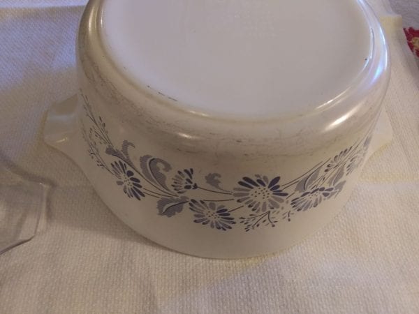 Pyrex 1 1/2qt Blue/White Bowl and Lid - Image 5
