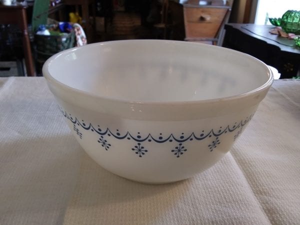 Pyrex "Snowflake" 1 1/2qt Bowl