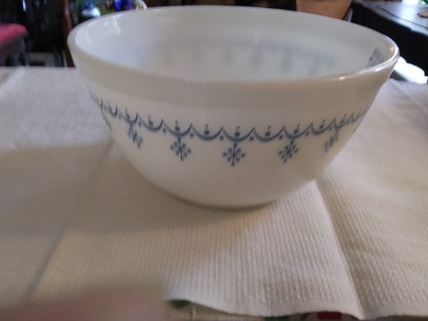 Pyrex "Snowflake" 1 1/2qt Bowl - Image 3