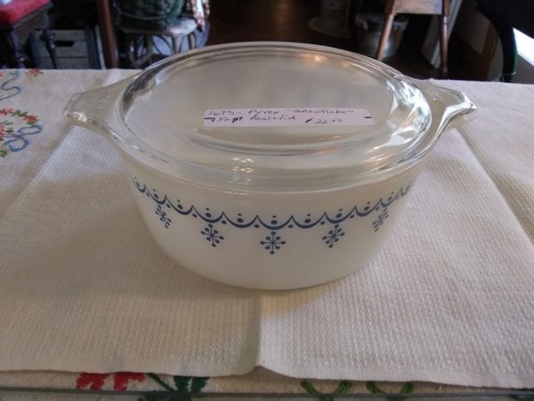 Pyrex "Snowflake" 1 1/2pt Bowl and Lid - Image 2