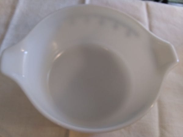 Pyrex "Snowflake" 1 1/2qt Bowl and Lid - Image 2