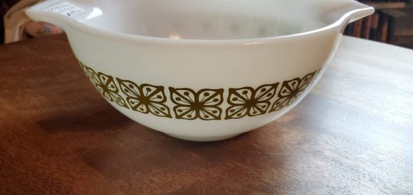 Pyrex Green and White 1 1/2qt Bowl