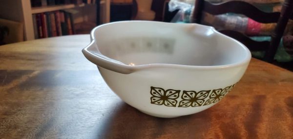 Pyrex Green and White 1 1/2qt Bowl - Image 3