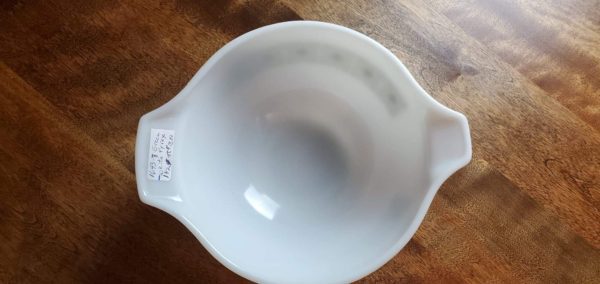 Pyrex Green and White 1 1/2qt Bowl - Image 2