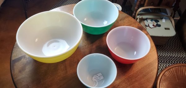 Pyrex 4 Piece Mixing Bowls - Image 2